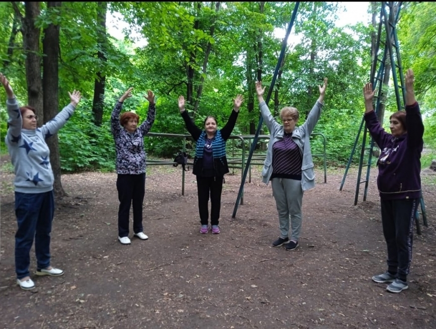 22 июня помощник инструктора Ежова Любовь провела занятие цигун в парке Молодежном